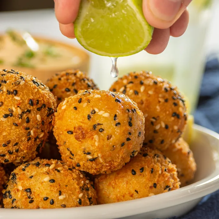 Bolinhas de camarão com gergelim e limão
