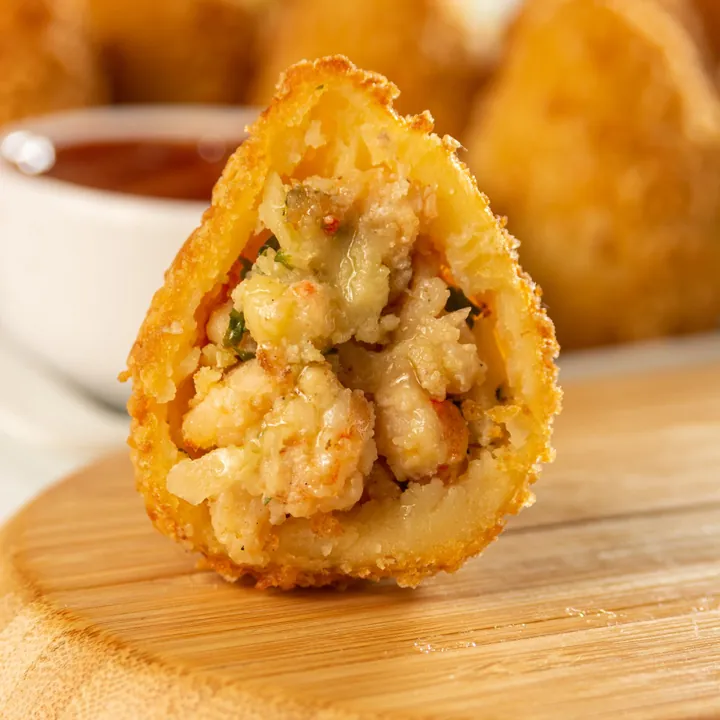 Coxinha de camarão aberta, com o recheio de camarão