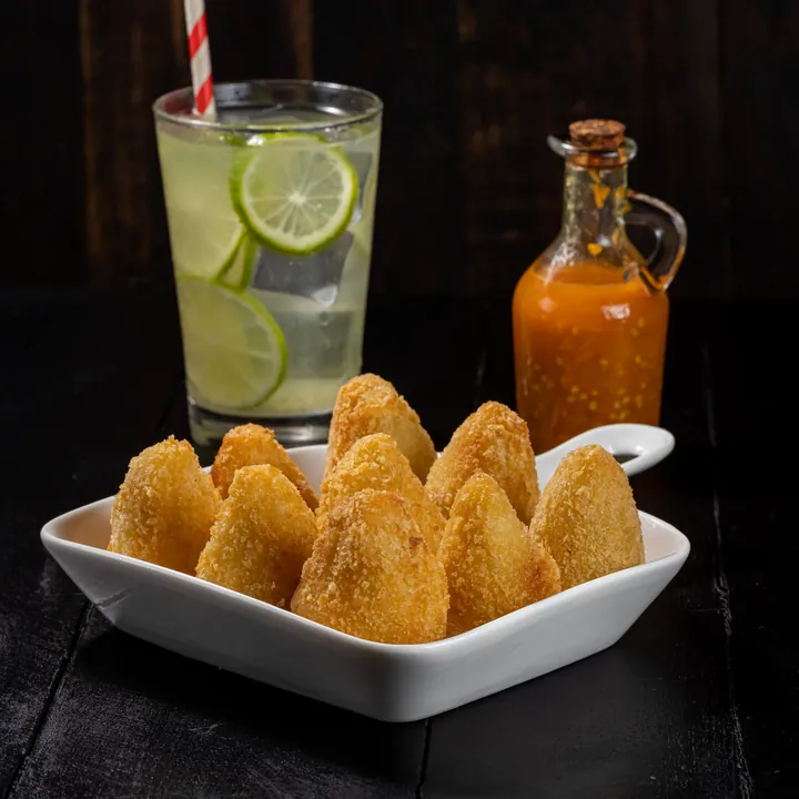 Coxinhas de camarão servidas numa travessa